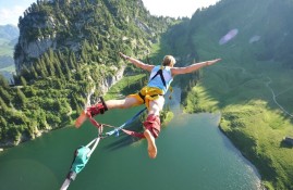 半岛体育app下载-多特蒙德四强战血战俄克拉荷马城雷霆，爱德华兹砍下14记关键球，全场沸腾